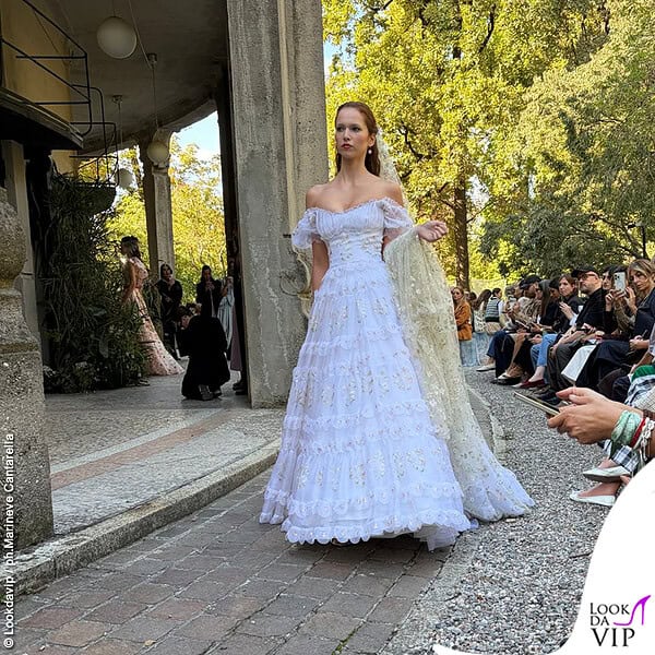 Il look che ha chiuso la sfilata: un prezioso abito da sposa