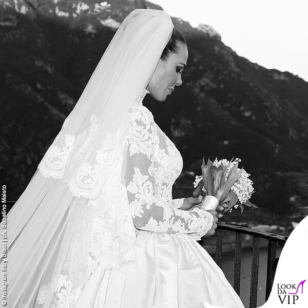 Ilary Blasi ha indossato un abito da sposa Ermanno Scervino 