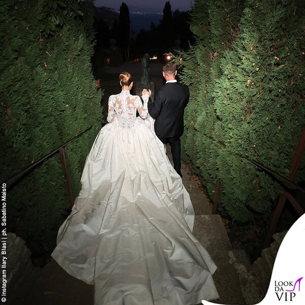 Il lunghissimo strascico dell'abito da sposa Ermanno Scervino di Ilary Blasi