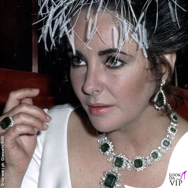 Elizabeth Taylor nel 1968 alla premiere di "A Flea in Her Ear" con i gioielli The Bvlgari Emerald Suite