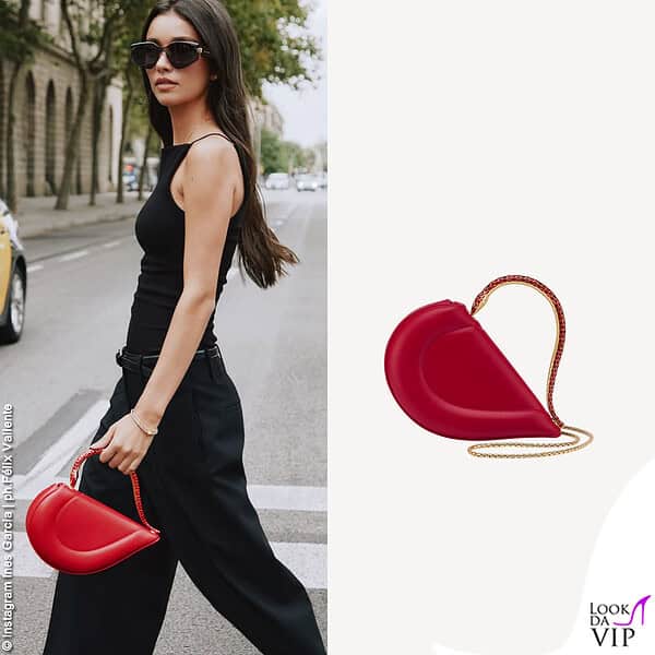 Ines Garcia con una borsa Bulgari Serpenti Cuore 1968