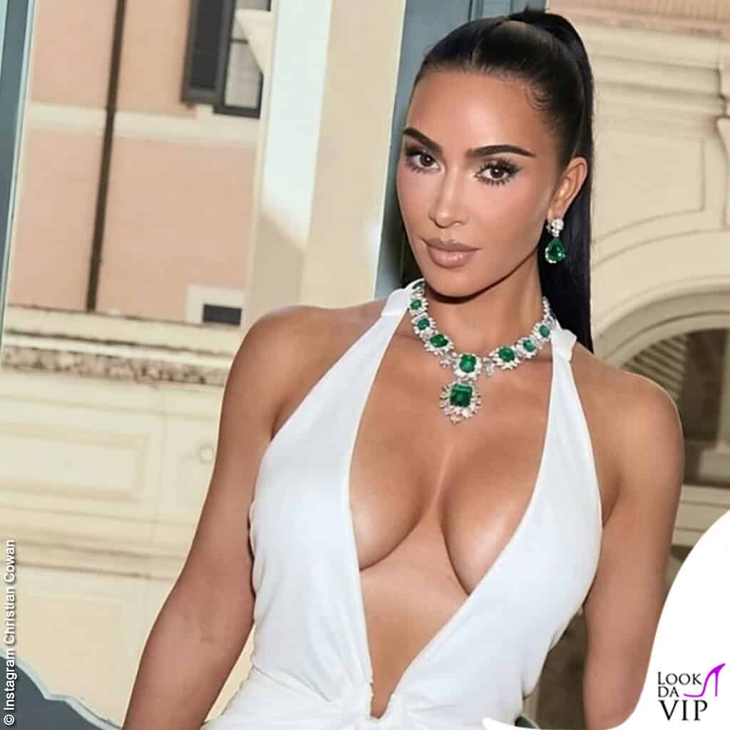 Kim Kardashian gioielli The BVLGARI Emerald Suite vestito Christian Cowan 1