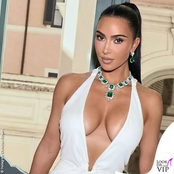Kim Kardashian gioielli The BVLGARI Emerald Suite vestito Christian Cowan 1