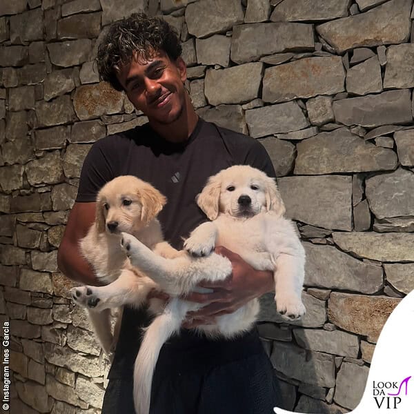 Lamine Yamal con i due cani appena adottati